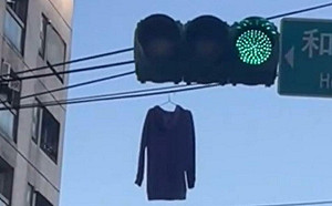 宜蘭出現「空中曬衣場」！高空電線掛帽踢 網：誰家衣服離家出走啦