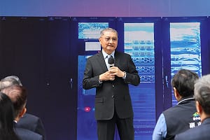 英業達創辦人李詩欽回饋母校  東海大學NVIDIA B200 AI Pod算力中心啟用