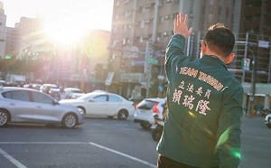 從早到晚密集車掃、站路口    賴瑞隆深入基層一步不停