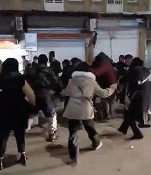 （影）伊朗軍警巴士遭炸! 軍隊開槍鎮壓 抗議者冒死肉身對抗國家暴力