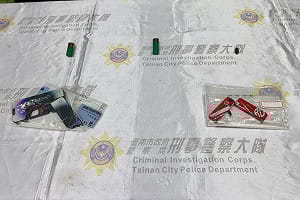 台南警溯源槍砲案　查獲卡片、手機造型折疊手槍