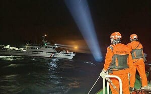 (影)空軍F-16失事「飛官失蹤」海巡署出動9艦艇搜索 救援畫面曝光