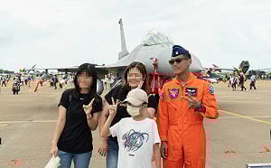 F-16V失聯飛官剛度蜜月返國2天! 愛妻崩潰哭腫眼、家屬盼全國集氣