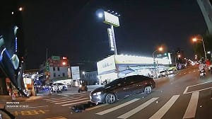 屏東機車騎士下車撿掉落物遭撞　汽車駕駛涉肇逃