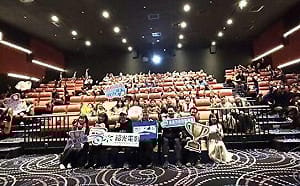 三級學生棒球隊觀賞「冠軍之路」   高市府勉小選手展現永不放棄精神  