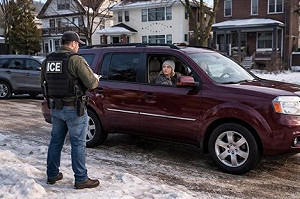 (影) ICE擊斃示威女子引爆抗議! 明尼蘇達州長要特工「滾出去」還揚言要究責