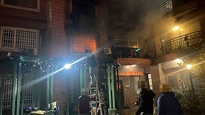 屏東內埔大樓起火疏散43人！43歲女子ICU搶救 起火前傳有爭吵聲