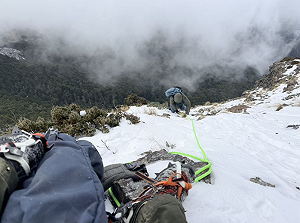 獨攀百岳品田山遇險！新加坡登山客靠衛星裝置成功獲救