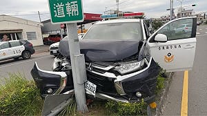 台東警車撞分隔島車頭凹號誌牌斷　員警酒測值零