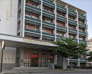 警員值班台看美女直播！民眾怒PO文 屏東分局將記過懲處