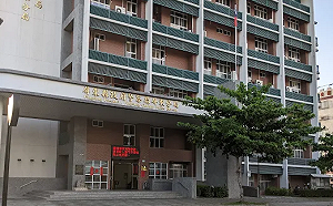 警員值班台看美女直播！民眾怒PO文 屏東分局將記過懲處