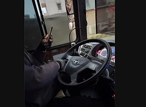 桃園客運司機開車滑手機！民眾PO網引熱議 2名市議員留言