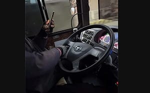 桃園客運司機開車滑手機！民眾PO網引熱議 2名市議員留言