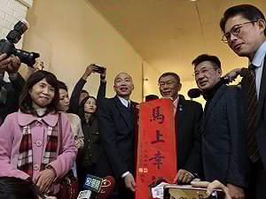 快訊》柯文哲拜會韓國瑜尋求支持代孕  韓國瑜回贈「馬上幸福」