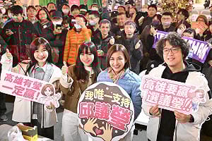 「加開零食會」陪邱議瑩夜市吃播   現場簽名會吸大批熱情粉絲  