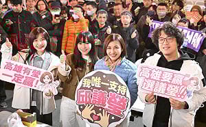 「加開零食會」陪邱議瑩夜市吃播   現場簽名會吸大批熱情粉絲  