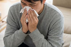 不是流感！中國「鼻病毒」大爆發  醫師警告：「沒特效藥」觸摸門把恐中招