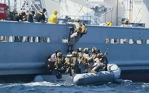 (影) 美軍強勢出擊! 連逮5影子艦隊船隻 俄籍油輪大奔逃 俄軍急派驅逐艦護航 