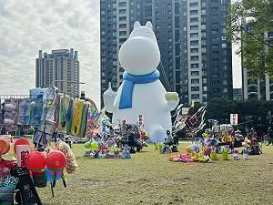 (影) 違規攤販包圍巨型姆明 黃守達批：這就是盧秀燕的城市美學？