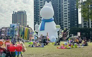 (影) 違規攤販包圍巨型姆明 黃守達批：這就是盧秀燕的城市美學？