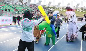 馬拉松現場「接棒陳其邁」　邱議瑩衝到終點喊高雄贏！