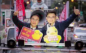 高雄輔選首站合體陪車掃   黃偉哲讚賴瑞隆：唯一擁有市政經驗