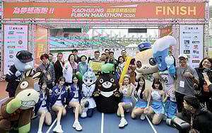 2026高富馬首日休閒組開跑   陳其邁參加恐龍競速賽炒熱國體場