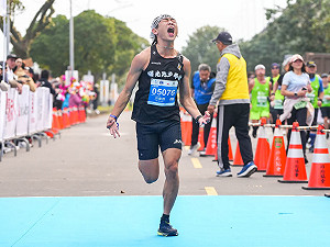 渣打台北馬拉松洪偉齊奪冠　可惜獎牌刻錯英文字