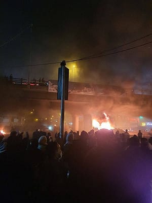 （影）伊朗血腥鎮壓升級！醫院爆滿、屍體堆疊、示威死亡逾百人