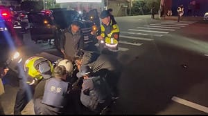 「猛男界RAIN」街頭揮刀攔車傷5警！涉毒駕企圖自殘  送醫戒護救治