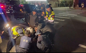 「猛男界RAIN」街頭揮刀攔車傷5警！涉毒駕企圖自殘  送醫戒護救治