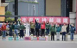 初選決戰週偕戰友站路口   賴瑞隆與市民做出「一週約定」