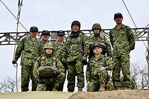 （影）視察陸自空降訓練  小泉進次郎體驗11公尺高塔傘降訓練