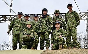 （影）視察陸自空降訓練  小泉進次郎體驗11公尺高塔傘降訓練