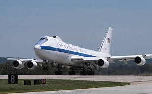 一趟花掉500萬美元? 海格塞斯動用「末日飛機」帶川粉遊覽 引發特權質疑