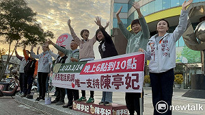 台南市長初選電話民調關鍵時刻  陳亭妃站路口展開街頭拜票行動