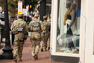 川普嚴打非法移民　美青年從軍換父母免遣返