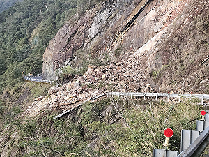 北橫公路台7線大量土石崩落   明池路段急封閉管制