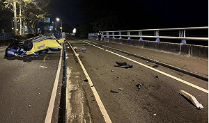 彰化計程車疑避流浪貓撞護欄　2人輕傷