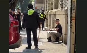 總統府後方亮刀嗆聲！單車男與警對峙當場遭逮