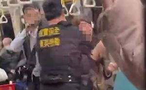 北捷女子失控咆哮   乘客驚嚇遠離！車廂內遭壓制帶離