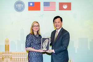 鳳凰城市長來訪 林佳龍：開啟雙邊直飛有助強化產業鏈結 