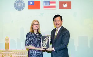 鳳凰城市長來訪 林佳龍：開啟雙邊直飛有助強化產業鏈結 