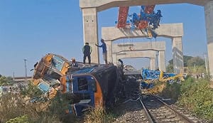 更新》泰國高鐵工程起重機墜落砸火車! 列車上200乘客22死多傷