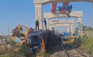 泰國高鐵工程起重機墜落砸火車! 慘釀10死多傷