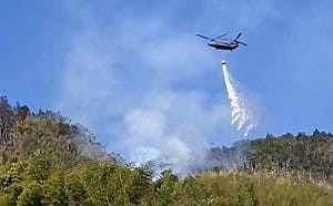 雲林「台版嵐山」火災第3天！國防部出動運輸直升機滅火