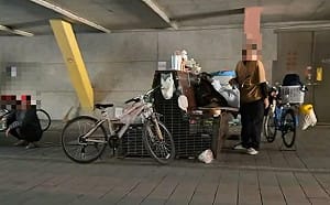 新莊運動中心淪街友聚集地！網痛斥：沒有人要處理嗎？