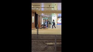 (影) 香港商場驚魂! 男子脅持人質遭警開槍擊斃 現場民眾驚惶逃避
