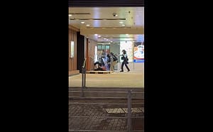 (影) 香港商場驚魂! 男子脅持人質遭警開槍擊斃 現場民眾驚惶逃避