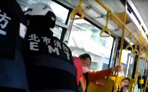 公車驚魂！女子持美工刀逼駕駛「載去派出所」 警壓制後送醫